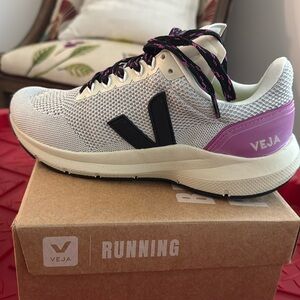 Veja Marlin V- Knit 8.5 NWT